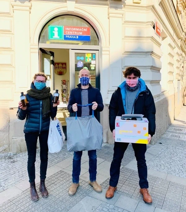 Sousedé si pomáhají. Infocentrum Prahy 3 koordinuje dobrovolnickou pomoc seniorům — foto